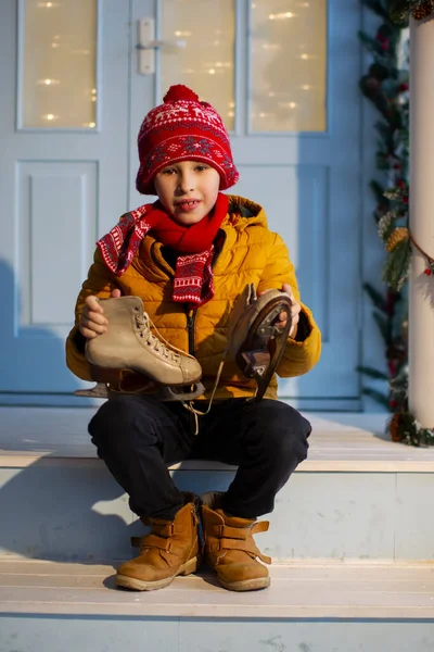 Stilig Pojke Ljusa Kläder Sitter Verandan Huset Och Håller Gamla — Stockfoto