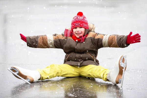 Liten Glad Pojke Ramlade Ner Medan Han Åkte Skridskor Barnet — Stockfoto