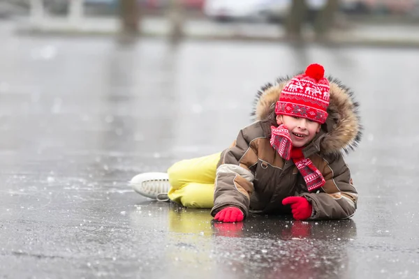 Roliga Pojke Föll Ner Medan Skridskoåkning Barnet Ligger Isen Vintern — Stockfoto