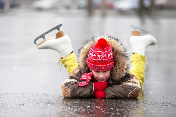 Ett Barn Konståkning Vintern Ligger Isen Och Ler — Stockfoto