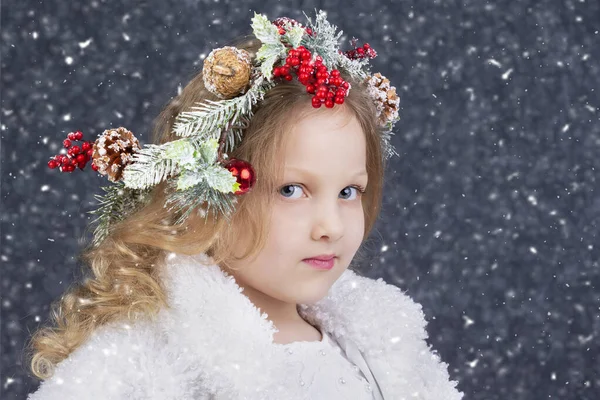 Красива Маленька Блондинка Різдвяним Вінком Голові Сірому Фоні Падаючим Снігом — стокове фото