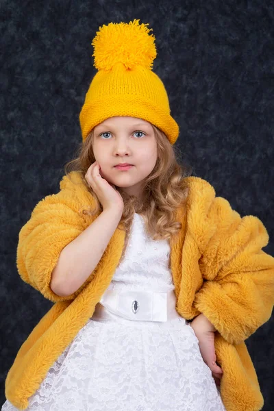 Смешная Красивая Пятилетняя Блондинка Яркой Теплой Одежде — стоковое фото