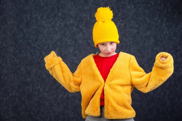 Αστείο Αγοράκι Χνουδωτή Κίτρινη Γούνα Και Πλεκτό Καπέλο Γκρι Φόντο — Φωτογραφία Αρχείου