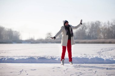 Bir kadın kışın buz gibi bir gölde buz pateni yapmaya gider..