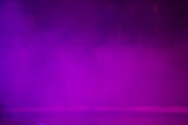 Dumanlı mor sahne soyut arkaplanı.