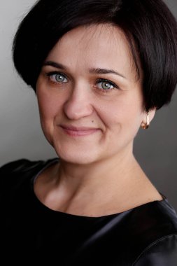 Orta yaşlı güzel bir kadının portresi. Avrupa tarzı mavi gözlü esmer