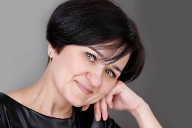 Orta yaşlı güzel bir kadının portresi. Avrupa tarzı mavi gözlü esmer