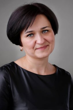 Orta yaşlı güzel bir kadının portresi. Avrupa tarzı mavi gözlü esmer