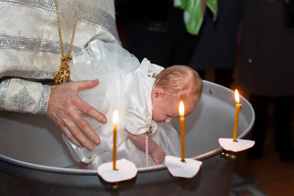 Православный Обряд Крещения Ребенка Руки Священника Купают Младенца Бане Крещения — стоковое фото