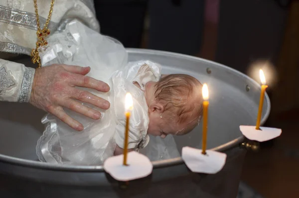 Православный Обряд Крещения Ребенка Руки Священника Купают Младенца Бане Крещения — стоковое фото