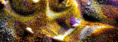 Çok renkli afiş: koyu bir arkaplanda, mor ve altın renkli çizgiler ve dalgalar serpiştirilmiş. Çağdaş yaratıcılık. Renkli ve yenilikçi bir tablo, zengin bir dokusu var. Birçok şekil ve malzemeden oluşan bir arkaplan.