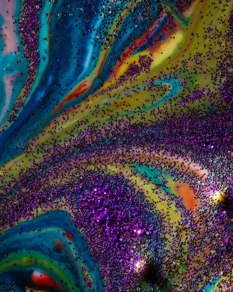 어두컴컴 위에서 줄무늬와 보라색 과금이 뿌려졌다 현대적 창의력 질감을 아방가르드 — 스톡 사진