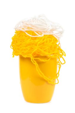 Sarı kupa ve sarı örgü iplikler..