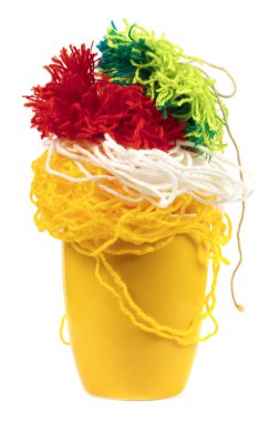 Sarı kupa, örgü örmek için iplik yumakları. İğne işi.