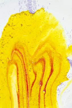 Işıltılı sarı mürekkep lekesi. Soyut resim.
