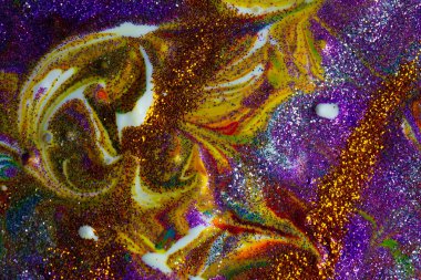 Mor parıltılarla serpiştirilmiş çok renkli akrilik fon. Çağdaş yaratıcılık. Renkli, yenilikçi, zengin bir doku. Birçok şekil ve malzemeden oluşan bir arkaplan.