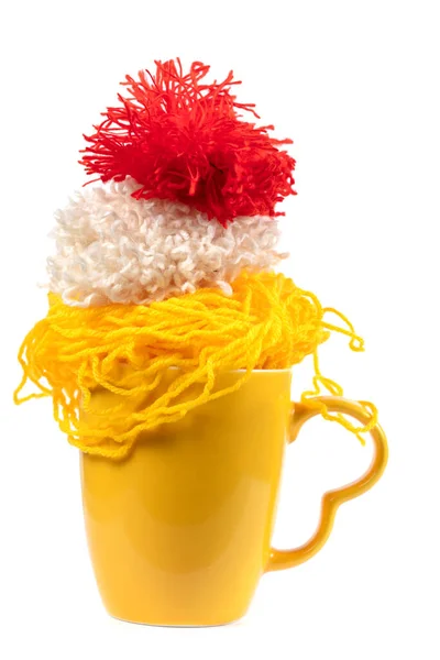 Copo Amarelo Com Bolas Fios Para Tricotar Fundo Branco Agulha — Fotografia de Stock