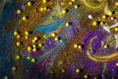 Mor ve altın kıvılcımlar serpiştirilmiş çok renkli akrilik arka plan. Çağdaş yaratıcılık. Renkli ve yenilikçi bir tablo, zengin bir dokusu var. Birçok şekil ve malzemeden oluşan bir arkaplan.