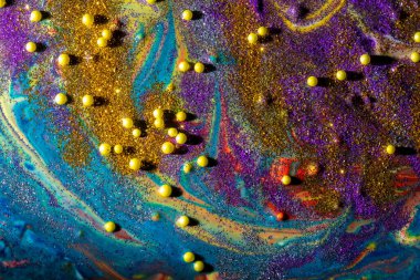 Mor ve altın kıvılcımlar serpiştirilmiş çok renkli akrilik arka plan. Çağdaş yaratıcılık. Renkli ve yenilikçi bir tablo, zengin bir dokusu var. Birçok şekil ve malzemeden oluşan bir arkaplan.