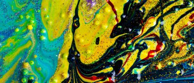 Sarı sıvı mermer üzerinde, mavi ve kırmızı çizgiler üzerine altın parıltılar serpiştirilmiş. Çağdaş sanat. Renkli ve yenilikçi bir tablo, zengin bir dokusu var. Birçok şekil ve malzemeden oluşan bir arkaplan.