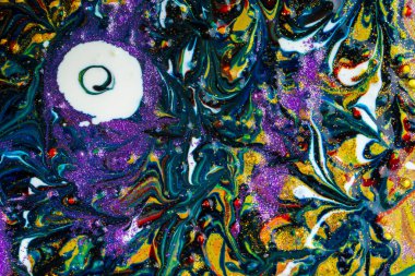 Çok renkli sıvı mermer. Parıltı serpiştirilmiş. Çağdaş yaratıcılık. Renkli ve yenilikçi bir tablo, zengin bir dokusu var. Birçok şekil ve malzemeden oluşan bir arkaplan.