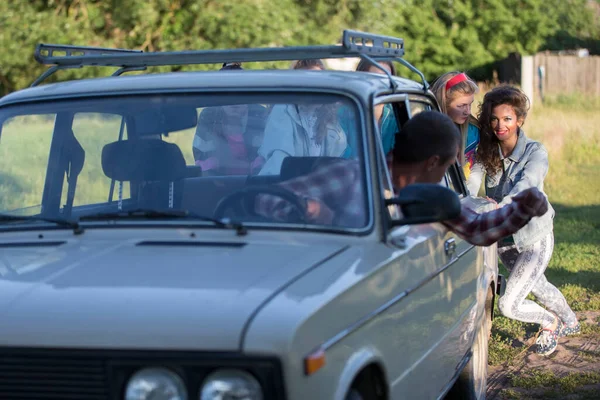 Junge Fröhliche Mädchen Schieben Ein Altes Auto Frauen Stil Der — Stockfoto