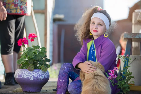 Bir Kız Bir Köy Evinin Verandasında Oturuyor Bir Köpeği Okşuyor — Stok fotoğraf