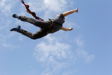 03 Haziran 2018 Belarus. Gomil. İp atlama. Bir adam köprüden iple atlıyor. Ekstrem sporlar.