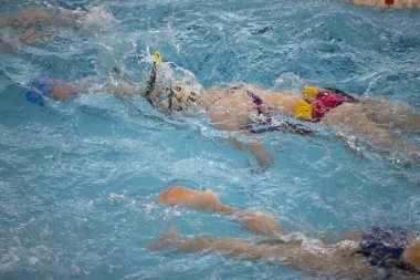 10 Mart 2021. Belarus, Gomil şehri. Spor bahisleri. Çocuk sporcu havuzda yüzer. Yüzme bölümü.