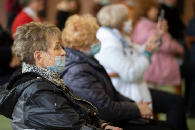 Belarus, Gomil şehri, 17 Nisan 2021 Yaşlılar Toplantı Kulübü. Bir grup yaşlı insan bir toplantıda ya da Coronavirus salgını sırasında bakım evinde maske takıyor..