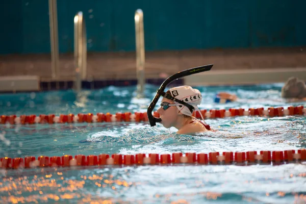 Marzo 2021 Bielorrusia Ciudad Gomil Piscina Deportiva Niño Atleta Nada — Foto de Stock