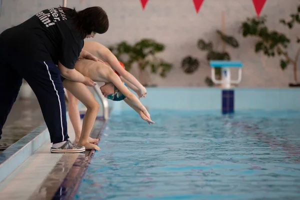 Marca 2021 Białoruś Miasto Gomil Sportowy Basen Trener Uczy Dzieci — Zdjęcie stockowe