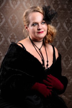 20 'li ya da 30' lu yaşlarda yaşlı bir kadının eski portresi..