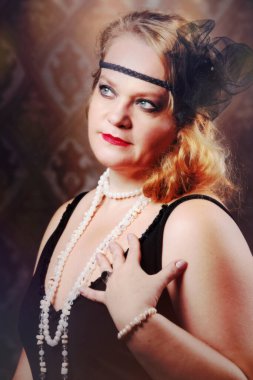 20 'li ya da 30' lu yaşlarda yaşlı bir kadının eski portresi..