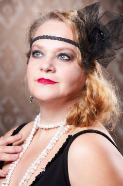 20 'li ya da 30' lu yaşlarda yaşlı bir kadının eski portresi..