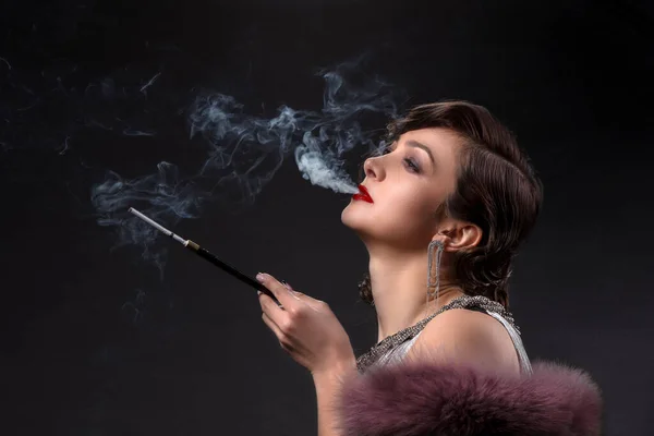 复古妇女肖像 一个20 30多岁的漂亮女人拿着烟盒抽烟 — 图库照片