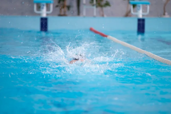 Atleta Está Nadando Piscina Deportiva — Foto de Stock