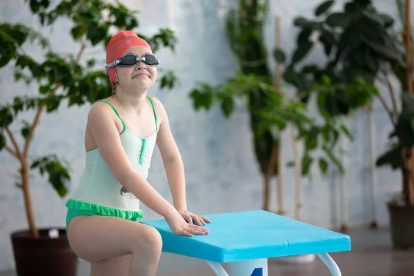 Una Chica Traje Baño Una Gorra Baño Con Gafas Piscina — Foto de Stock