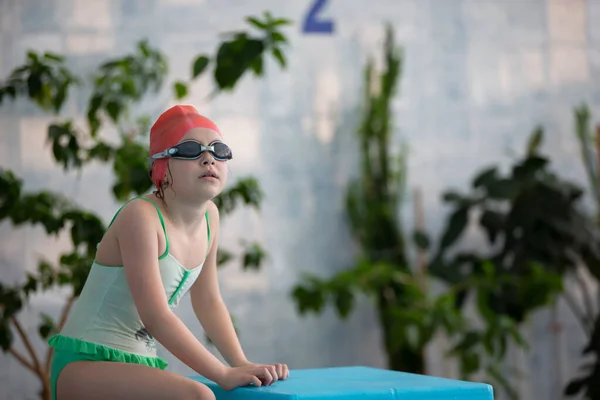 Menina Fato Banho Touca Natação Com Óculos Piscina Desportiva — Fotografia de Stock