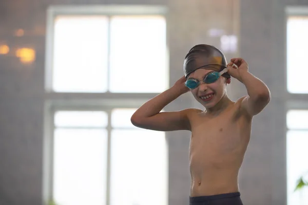 Úszósapkás Fiú Úszószemüveg Medencében Gyermek Uszodában Van — Stock Fotó