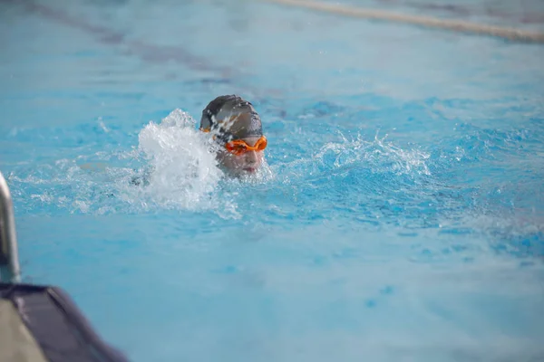 Niño Con Gorra Gafas Está Nadando Piscina Deportiva — Foto de Stock
