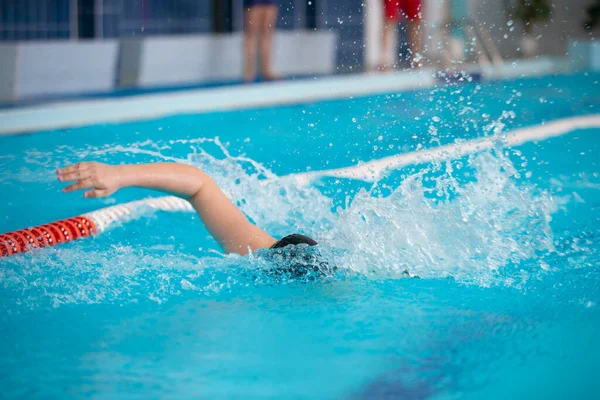 Atleta Está Nadando Piscina Deportiva — Foto de Stock