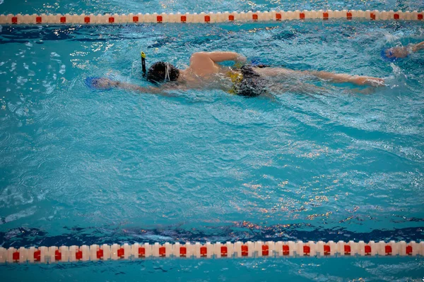 Garçon Bonnet Bain Lunettes Bain Dans Piscine Enfant Est Engagé — Photo