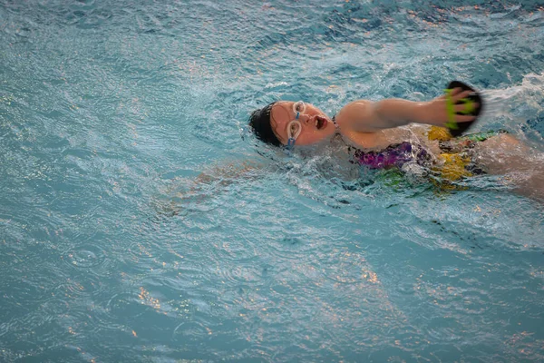 Mädchen Mit Badekappe Und Schwimmbrille Pool Das Kind Engagiert Sich — Stockfoto