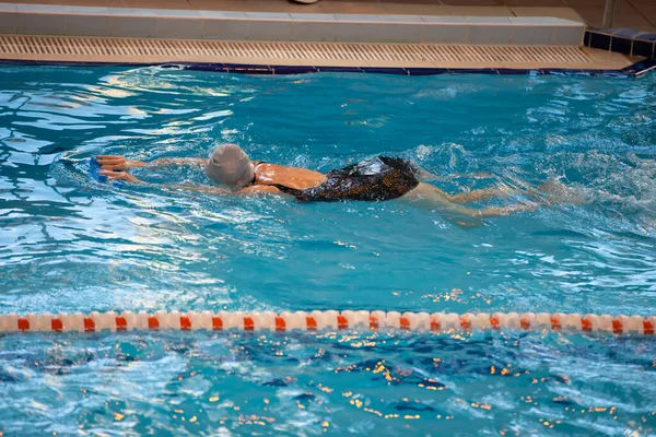 Woman Swims Black Swimsuit Swimming Cap Swims Pool — Stock Photo, Image