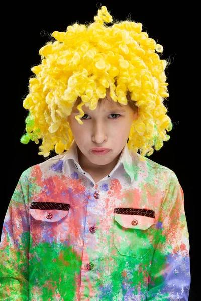 Ένα Αστείο Αγόρι Κίτρινη Περούκα Κλόουν Και Πολύχρωμα Ρούχα Λυπημένο — Φωτογραφία Αρχείου