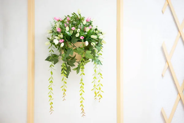 Una Maceta Con Hojas Flores Colgando Una Pared Blanca — Foto de Stock