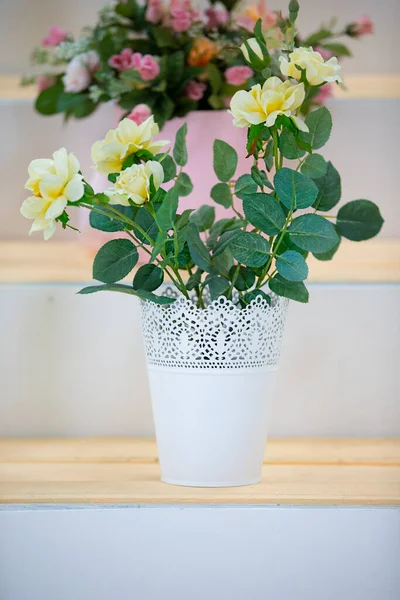 Maceta Blanca Con Rosas Amarillas —  Fotos de Stock