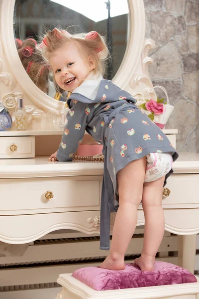 Una Niña Dos Años Una Niña Con Rizadores Mira Espejo — Foto de Stock