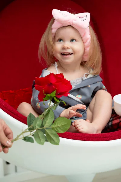 Hermosa Niña Con Una Rosa Roja Bebé Descalzo Con Una — Foto de Stock